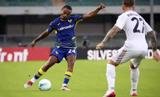 Verona's Antoine Bernede kicks the ball during the Serie A soccer match between Hellas Verona and Cremonese at the Bentegodi Stadium in Verona, Italy, Monday, Sept. 15, 2025. (Paola Garbuio/LaPresse via AP)