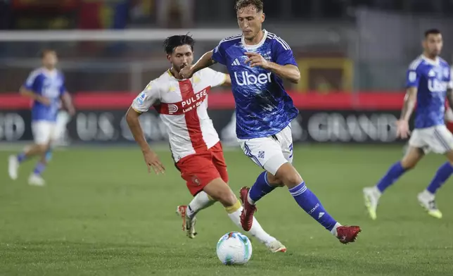 Como's Mergim Vojvoda, front, plays the ball during the Serie A soccer match between Como 1907 and CFC Genoa 1893 in Como, Italy, Monday, Sept. 15, 2025. (Antonio Saia/LaPresse via AP)