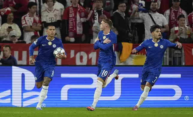 Chelsea's Cole Palmer, center, celebrates after scoring his side's opening goal during the Champions League opening phase soccer match between FC Bayern Munich and Chelsea at the Allianz Arena in Munich, Germany, Wednesday, Sept. 17, 2025. (AP Photo/Martin Meissner)