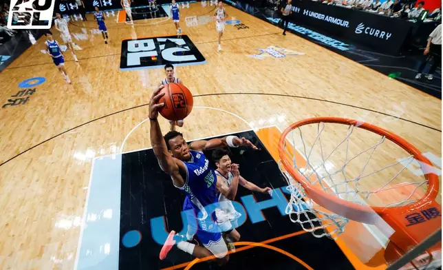 Hakuoh’s Joel Monga with a thunderous dunk