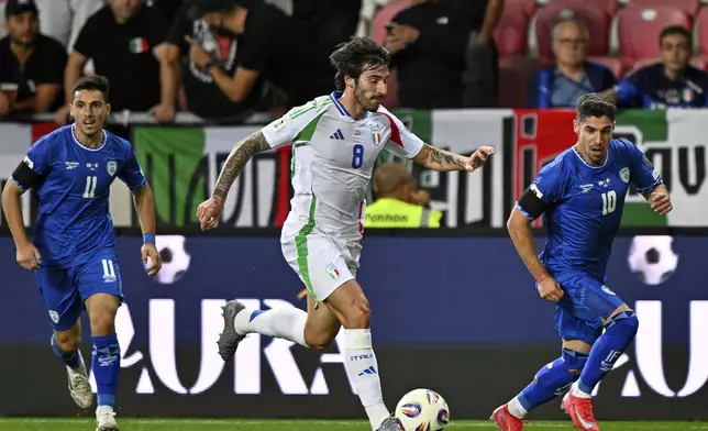 Italy's Sandro Tonali, center, runs with the ball during a Group I, World Cup qualifier soccer match between Israel and Italy at the Nagyerdei Stadium in Debrecen, Hungary, Monday, Sept. 8, 2025. (AP Photo/Denes Erdos)