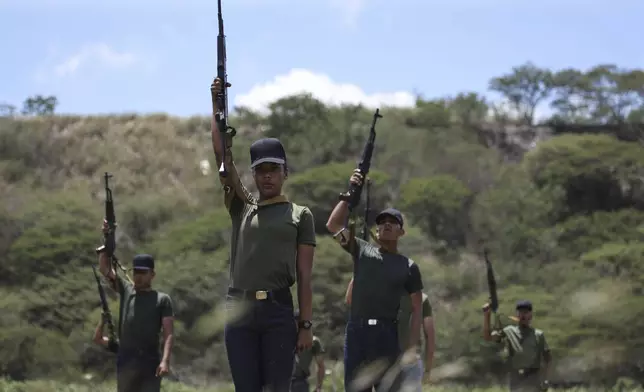 Members of the government-organized militias train at Fort Tiuna in Caracas, Venezuela, Saturday, Sept. 13, 2025. (AP Photo/Jesus Vargas)
