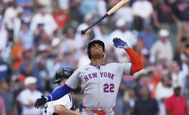 New York Mets' Juan Soto reacts after flying out to Detroit Tigers left fielder Riley Greene for the final out of a baseball game, Wednesday, Sept. 3, 2025, in Detroit. (AP Photo/Ryan Sun)