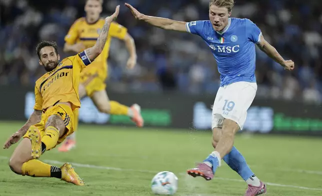 Napoli's Rasmus Højlund, right, challenges for the ball with Pisa's Antonio Caracciolo during the Italian Serie A soccer match between Napoli and Pisa at the Diego Armando Maradona Stadium in Naples, Italy, Monday, Sept. 22, 2025. (Alessandro Garofalo/LaPresse via AP)