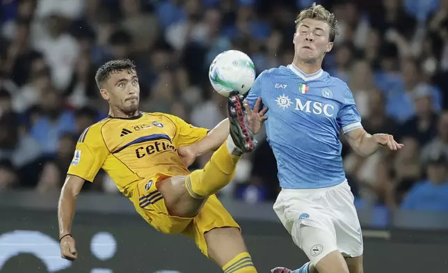 Pisa's Antonio Caracciolo, left, and Napoli's Rasmus Højlund fight for the ball during the Italian Serie A soccer match between Napoli and Pisa at the Diego Armando Maradona Stadium in Naples, Italy, Monday, Sept. 22, 2025. (Alessandro Garofalo/LaPresse via AP)