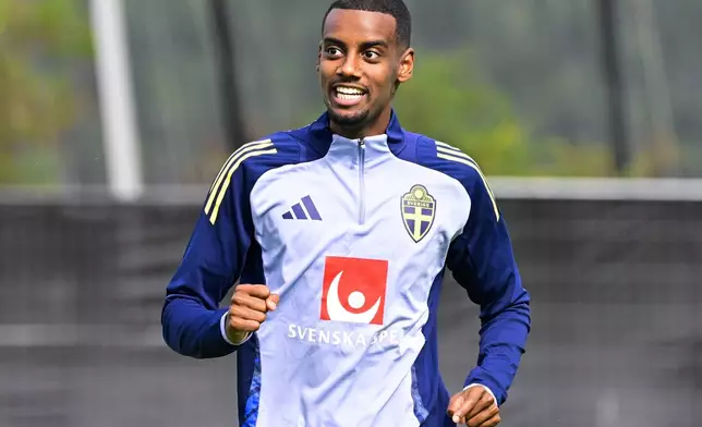Sweden's Alexander Isak, who was signed by Liverpool on Monday evening, attends a training session of the national soccer team of Sweden in Bosoen, outside Stockholm, Sweden, Tuesday, Sept 2, 2025, ahead of the World Cup qualifying match against Slovenia. (Jonas Ekstroemer/TT News Agency via AP)