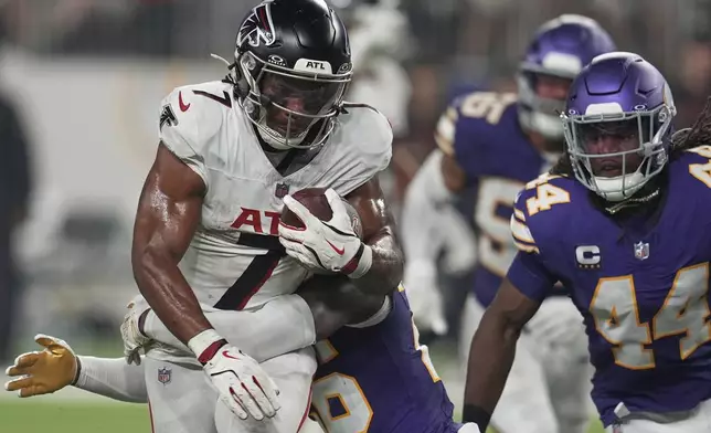 Atlanta Falcons running back Bijan Robinson (7) runs the ball during the second half of an NFL football game against the Minnesota Vikings, Sunday, Sept. 14, 2025, in Minneapolis. (AP Photo/Mike Stewart)