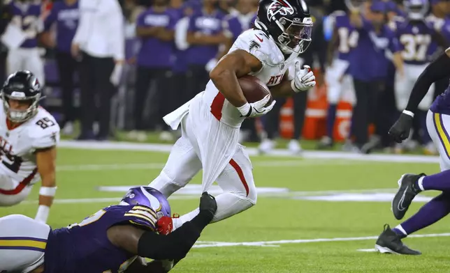 Atlanta Falcons running back Bijan Robinson (7) runs the ball during the second half of an NFL football game against the Minnesota Vikings, Sunday, Sept. 14, 2025, in Minneapolis. (AP Photo/Bruce Kluckhohn)