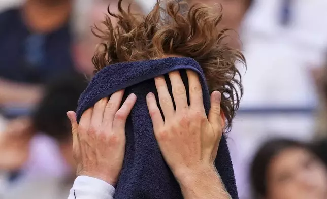 Jannik Sinner, of Italy, dries his face during a breat in the third round of the U.S. Open tennis championships, Saturday, Aug. 30, 2025, in New York. (AP Photo/Kirsty Wigglesworth)