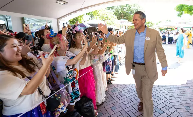 (Right)Michael Moriarty, Managing Director of Hong Kong Disneyland Resort.