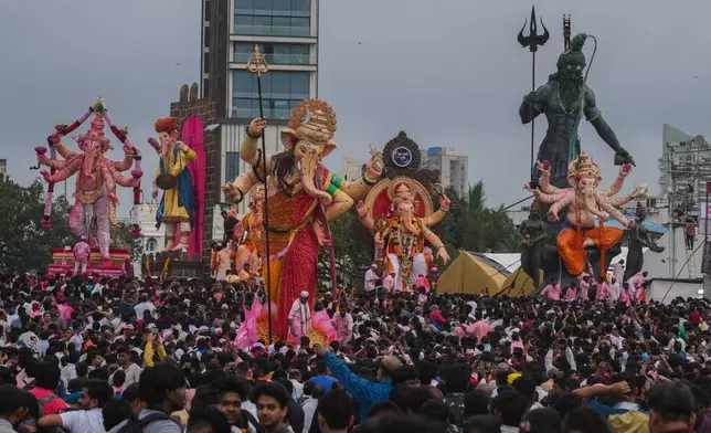 Devotees prepare to immerse a giant idols of elephant-headed Hindu god Ganesha in the Arabian Sea, marking the end of the 10-day long Ganesh Chaturthi festival in Mumbai , India, Saturday, Sept. 6, 2025. (AP Photo/Rafiq Maqbool)