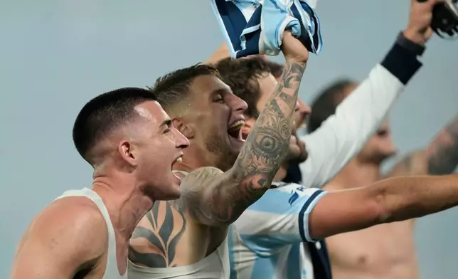 Players of Argentina's Racing Club celebrate at the end of a Copa Libertadores quarterfinal second leg soccer match against Argentina's Velez Sarsfield at Presidente Peron stadium in Avellaneda, Argentina, Tuesday, Sept. 23, 2025. (AP Photo/Gustavo Garello)