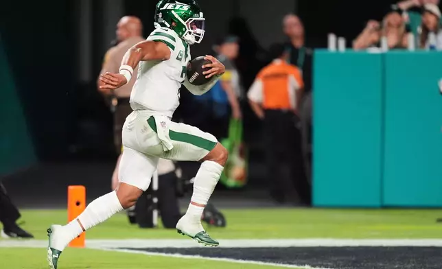 New York Jets quarterback Justin Fields runs the ball for a touchdown in the second half of an NFL football game, Monday, Sept. 29, 2025, in Miami Gardens, Fla. (AP Photo/Rebecca Blackwell)