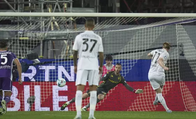 Napoli's Kevin De Bruyne scores during the Serie A soccer match between Fiorentina and Napoli at the Artemio Franchi Stadium in Florence, Italy, Saturday, Sept. 13, 2025. (Massimo Paolone/LaPresse via AP)