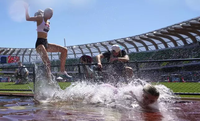 Gracie Hyde stumbles as she competes in the women's 3000-meter steeplechase finals during the U.S. Championships athletics meet in Eugene, Oregon, Aug. 2, 2025. (AP Photo/Ashley Landis)