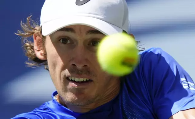 Alex de Minaur, of Australia, returns a shot to Felix Auger-Aliassime, of Canada, during the quarterfinal round of the U.S. Open tennis championships, Wednesday, Sept. 3, 2025, in New York. (AP Photo/Yuki Iwamura)