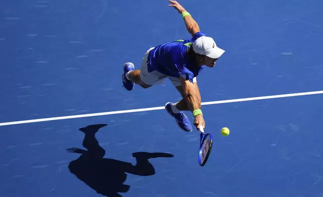Alex de Minaur, of Australia, returns a shot to Felix Auger-Aliassime, of Canada, during the quarterfinal round of the U.S. Open tennis championships, Wednesday, Sept. 3, 2025, in New York. (AP Photo/Yuki Iwamura)