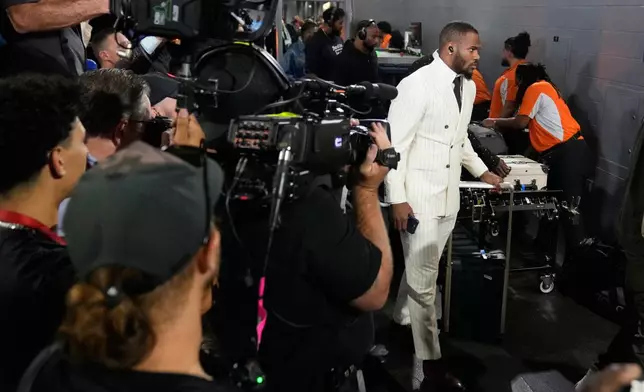 Green Bay Packers' Micah Parson arrives for an NFL football game against the Dallas Cowboys Sunday, Sept. 28, 2025, in Arlington, Texas. (AP Photo/Jeffrey McWhorter)