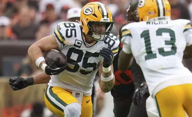 Green Bay Packers' Tucker Kraft runs after a catch during the second half of an NFL football game against the Cleveland Browns Sunday, Sept. 21, 2025, in Cleveland. (AP Photo/Sue Ogrocki)