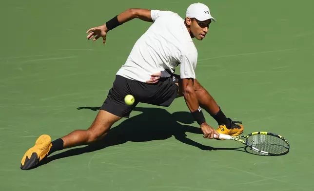 Felix Auger-Aliassime, of Canada, returns a shot to Alex de Minaur, of Australia, during the quarterfinal round of the U.S. Open tennis championships, Wednesday, Sept. 3, 2025, in New York. (AP Photo/Yuki Iwamura)