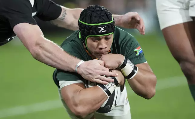 Cheslin Kolbe of South Africa scores a try during their Rugby Championship test match against the All Blacks in Wellington, New Zealand, Saturday, Sept. 13, 2025. (AP Photo/Marty Melville)