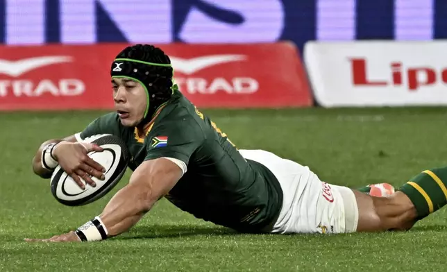Cheslin Kolbe of South Africa dives over to score a try during their Rugby Championship test match against the All Blacks in Wellington, New Zealand, Saturday, Sept. 13, 2025. (AP Photo/Masanori Udagawa)