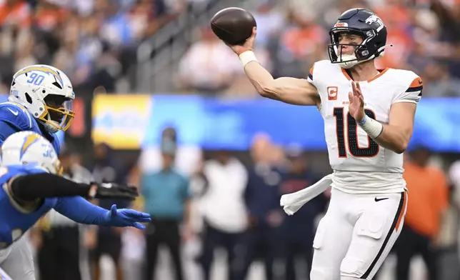 Denver Broncos quarterback Bo Nix (10) throws a pass during the second half of an NFL football game against the Los Angeles Chargers, Sunday, Sept. 21, 2025, in Inglewood, Calif. (AP Photo/Carrie Giordano)