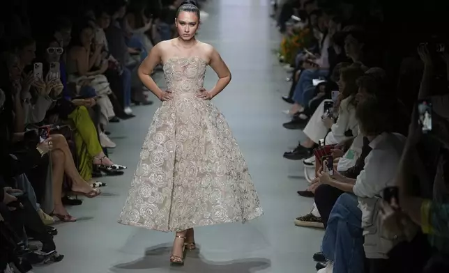 A model wears a creation by Russian designer Sarine Saakyan on a runway at Moscow Fashion Week in Moscow, Tuesday, Sept. 2, 2025. (AP Photo/Pavel Bednyakov)