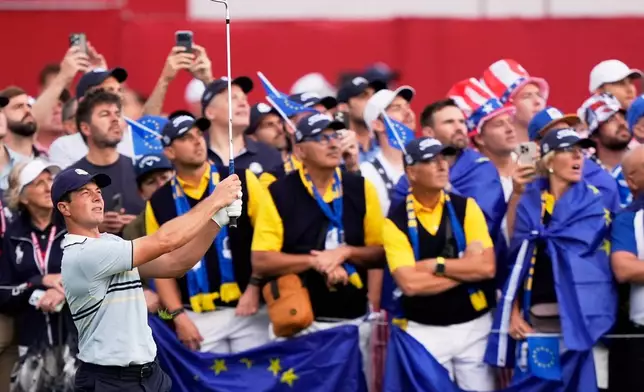 Europe's Viktor Hovland hits from the rough on the first hole at Bethpage Black golf course during the Ryder Cup golf tournament, Friday, Sept. 26, 2025, in Farmingdale, N.Y. (AP Photo/Robert Bukaty)