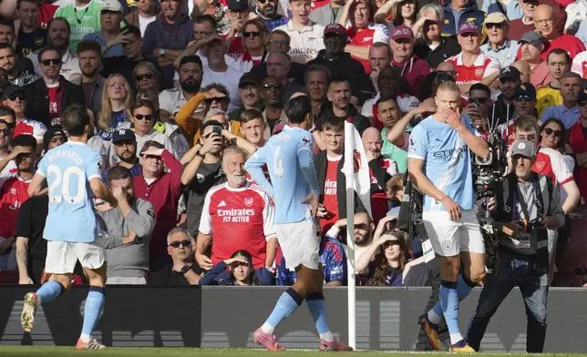 Manchester City's Erling Haaland, right, celebrates after a goal during the Premier League soccer match between Arsenal and Manchester City in London, Sunday, Sept. 21, 2025. (AP Photo/Kin Cheung)