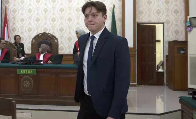 FILE - U.S. citizen William Wallace Molyneaux V of Brooksville, Fla., who is charged with importing drugs to Indonesia, enters the courtroom for a hearing at the district court in Denpasar, Bali, Indonesia, Tuesday, Aug. 5, 2025. (AP Photo/Firdia Lisnawati, File)