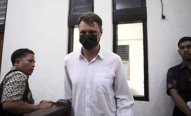 Ukraine's citizen Roman Nazarenko, center, who is on trial on accusation of running a drug lab on the resort island of Bali, arrives for a hearing at the district court in Denpasar, Indonesia, Thursday, Sept. 18, 2025. (AP Photo/Firdia Lisnawati)