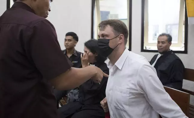 Ukraine's citizen Roman Nazarenko, centre, who is on trial on accusation of running a drug lab on the resort island of Bali, attends a hearing at the district court in Denpasar, Indonesia, Thursday, Sept. 18, 2025. (AP Photo/Firdia Lisnawati)