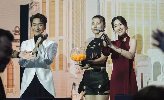 Hong Kong celebrities Kenneth Ma and Elaine Yiu took to the stage at the dinner, offering spectacular performances – contributing to a glittering Galaxy of stars.