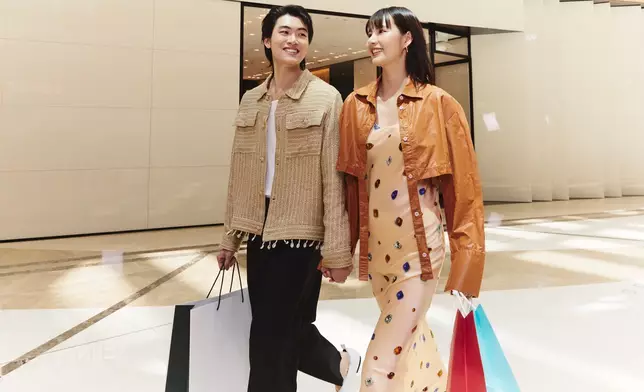 This golden autumn, visit Galaxy Macau to ease your shopping spree and win unrivalled shopping rewards or prizes at lucky draws – a one-of-a-kind shopping experience.