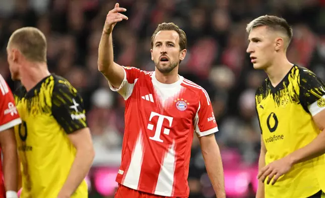 Bayern's Harry Kane, centre, during the Bundesliga soccer match between Bayern Munich and Borussia Dortmund in Munich, Germany, Saturday, Oct. 18, 2025. (AP Photo/Lennart Preiss)