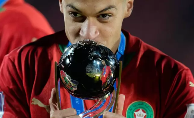 Morocco Yassine Khalifi kisses the trophy after defeating Argentina in the FIFA U-20 World Cup final soccer match in Santiago, Chile, Sunday, Oct. 19, 2025.(AP Photo/Matias Delacroix)