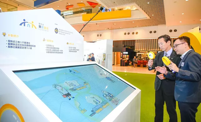 Club Steward Bernard Chan and other guests tour the exhibition about the Jockey Club “Reach to Bridge” Community Elderly Support Project.