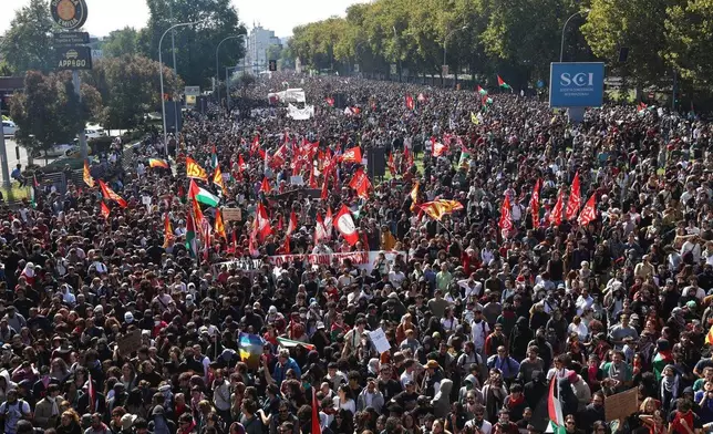 Demonstrators gather for a pro-Palestinians protest in Bologna, Italy, Friday, Oct. 3, 2025. (Guido Calamosca/LaPresse via AP)