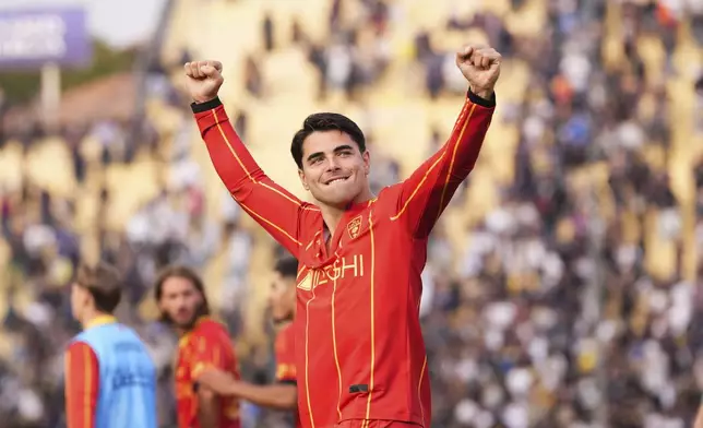 Lecce's Riccardo Sottil celebrates at the end of a Serie A soccer match between Parma and Lecce at Ennio Tardini Stadium in Parma, northern Italy, Saturday, Oct. 4, 2025. (Massimo Paolone/LaPresse via AP)