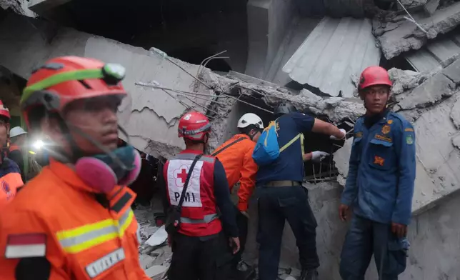 Rescuers search for victims at the site where a building under construction collapsed at an Islamic boarding school in Sidoarjo, East Java, Indonesia, Tuesday, Sept. 30, 2025. (AP Photo/Trisnadi)