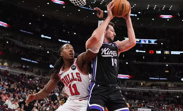Sacramento Kings forward/center Drew Eubanks, right, battles for a rebound against Chicago Bulls guard Ayo Dosunmu during the first half of an NBA basketball game in Chicago, Wednesday, Oct. 29, 2025. (AP Photo/Nam Y. Huh)