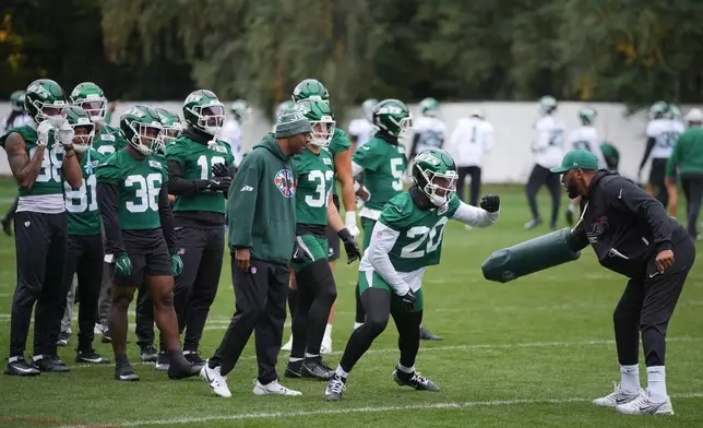 New York Jets running back Breece Hall (20), works out during an NFL football practice at The Grove in Watford, England, Friday, Oct. 10, 2025. (AP Photo/Kin Cheung)