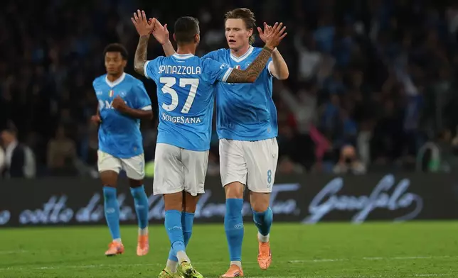 Napoli's Scott McTominay, right, celebrates after scoring their side's second goal of the game during the Italian Serie A soccer match between Napoli and Inter Milan, in Naples, Italy, Saturday, Oct. 25, 2025. (Alessandro Garofalo/LaPresse via AP)