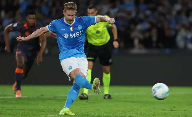 Napoli's Kevin De Bruyne scores their side's first goal of the game from the penalty spot, during the Italian Serie A soccer match between Napoli and Inter Milan, in Naples, Italy, Saturday, Oct. 25, 2025. (Alessandro Garofalo/LaPresse via AP)