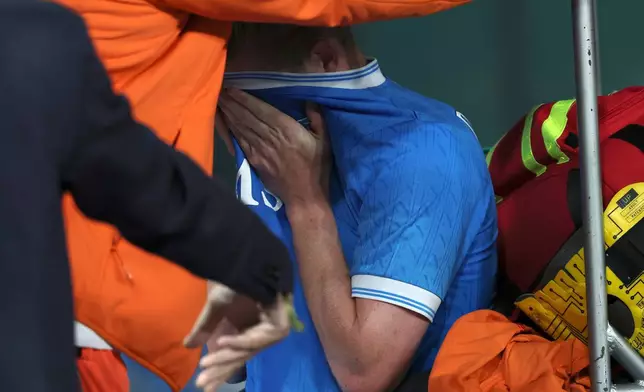 Napoli's Kevin De Bruyne reacts after leaving the pitch injured during the Italian Serie A soccer match between Napoli and Inter Milan, in Naples, Italy, Saturday, Oct. 25, 2025. (Alessandro Garofalo/LaPresse via AP)