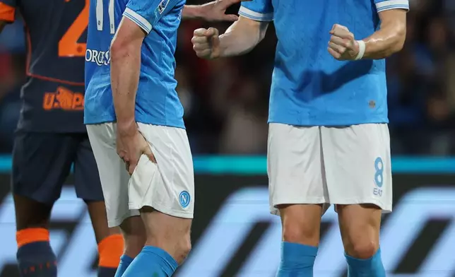 Napoli's Kevin De Bruyne, left, leaves the pitch injured during the Italian Serie A soccer match between Napoli and Inter Milan, in Naples, Italy, Saturday, Oct. 25, 2025. (Alessandro Garofalo/LaPresse via AP)