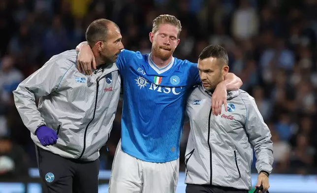 Napoli's Kevin De Bruyne leaves the pitch injured during the Italian Serie A soccer match between Napoli and Inter Milan, in Naples, Italy, Saturday, Oct. 25, 2025. (Alessandro Garofalo/LaPresse via AP)