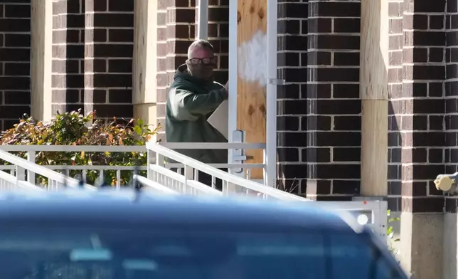 A Federal agent walks into an ICE processing facility in the Chicago suburb of Broadview, Ill., Tuesday, Oct. 21, 2025. (AP Photo/Nam Y. Huh)