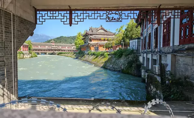 Dujiangyan Tianfu Source Corridor Bridge. Photo by Bastillepost.​​
